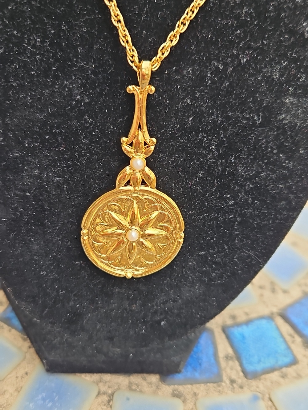 Goldtone Flower Faux Pearl Mirror Necklace - Picture 2 of 4